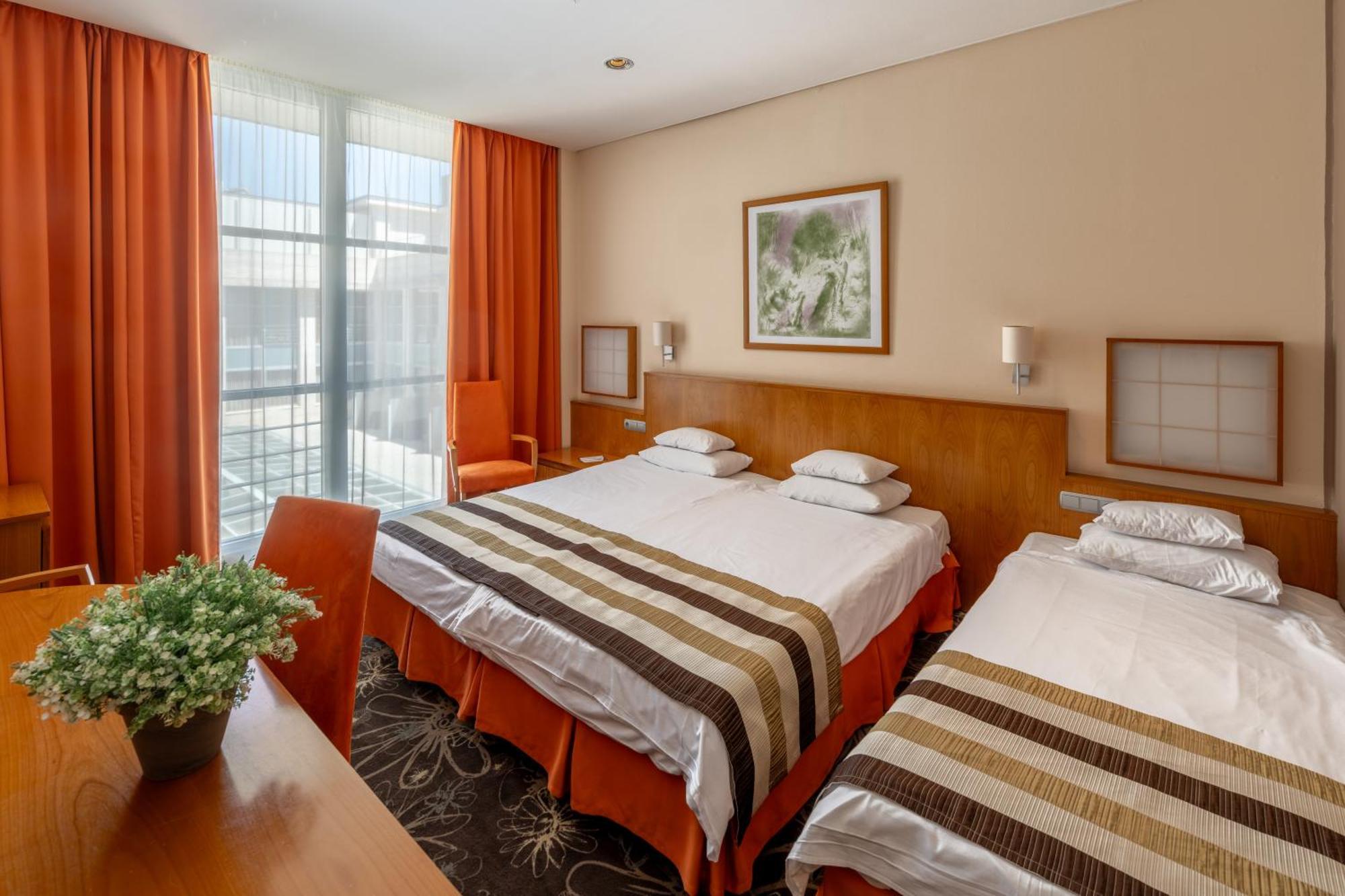 Hotel Lycium Debrecen Bagian luar foto