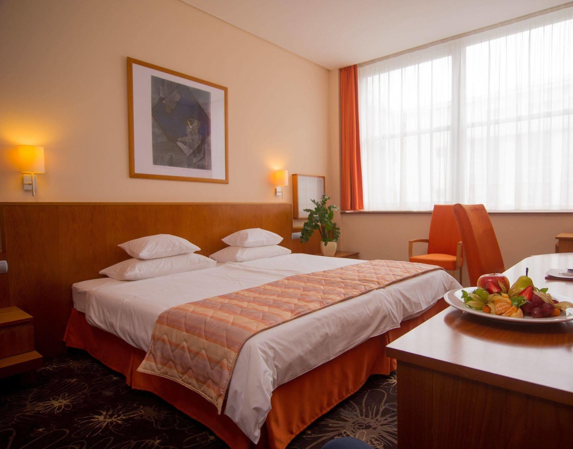 Hotel Lycium Debrecen Bagian luar foto