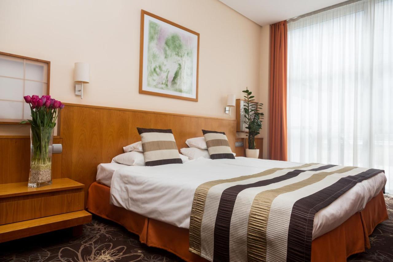 Hotel Lycium Debrecen Bagian luar foto